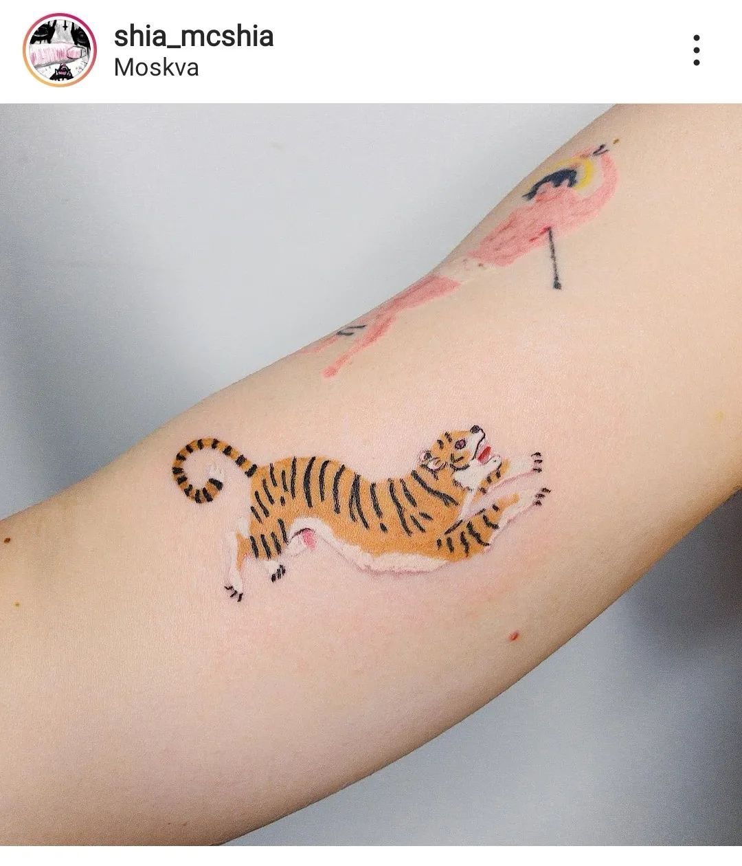 Tatuering i färg utan linjer på arm, av queer tatuerare Shia McShia.