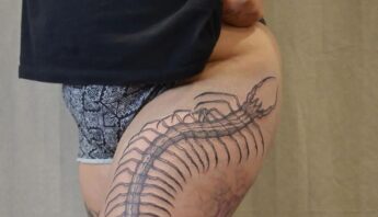 Tusenfoting över lår, tatuering av queer tatuerare Bahio Diaz