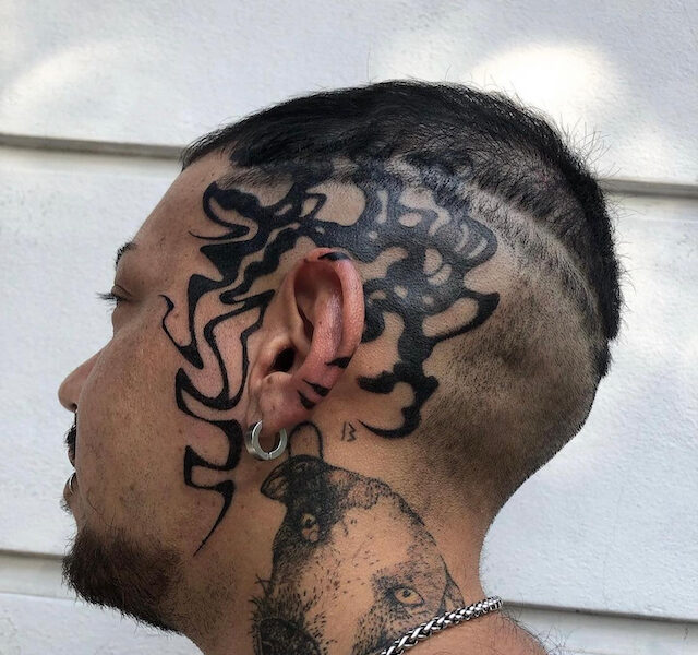 Abstrakt tatuering likt flytande vätska av tatuerare Bahio, som gästtatuerare på StaDemonia Tattoo Stockholm, på huvud och sidan av ansikte