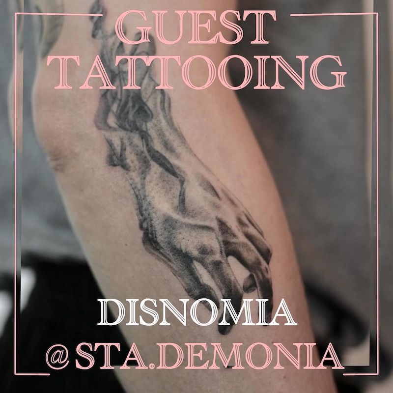 En hand som trippar fram på fingerspetsar och avslutas i rök där armen skulle varit. Tatuering i dotwork stil av tatuerare Disnomia