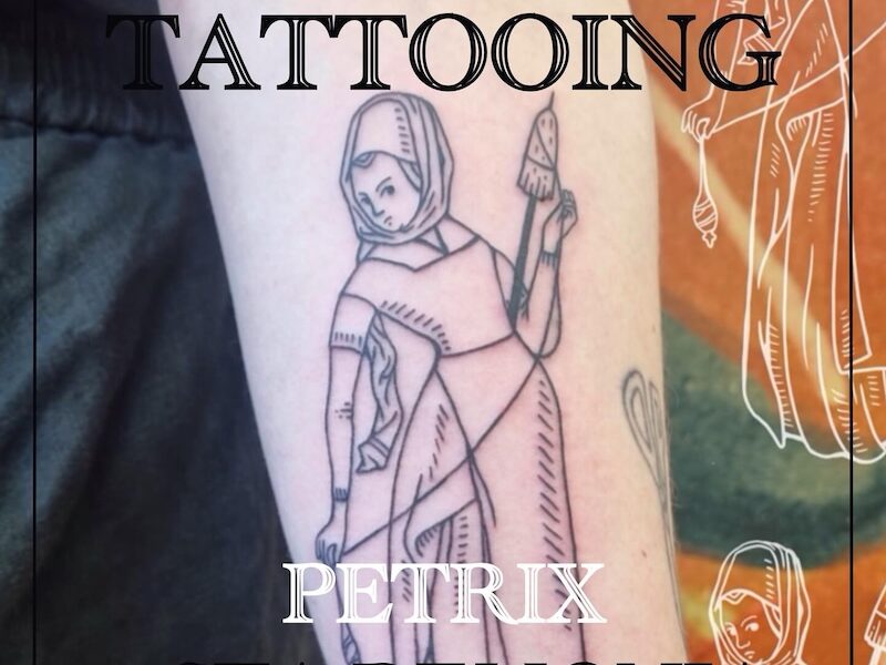 Tatuering över underarm i medeltid stil, en feminin person arbetar med slända. Av tatuerare Petrix