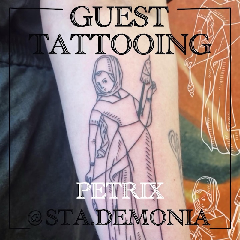 Tatuering över underarm i medeltid stil, en feminin person arbetar med slända. Av tatuerare Petrix
