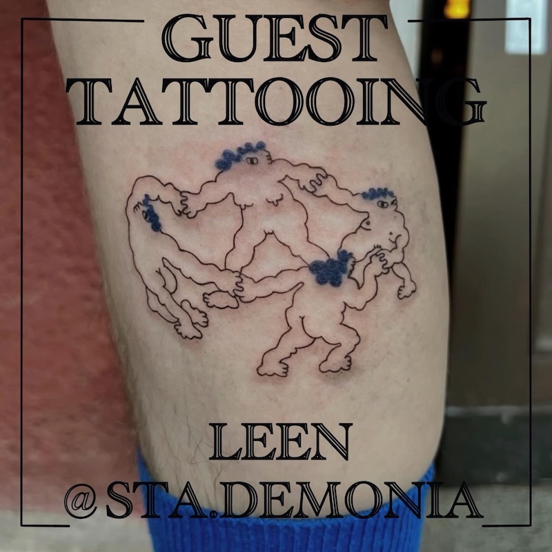 Fine line tatuering av gäst tatuerare Leen. Fyra nakna personer dansar i en ring.