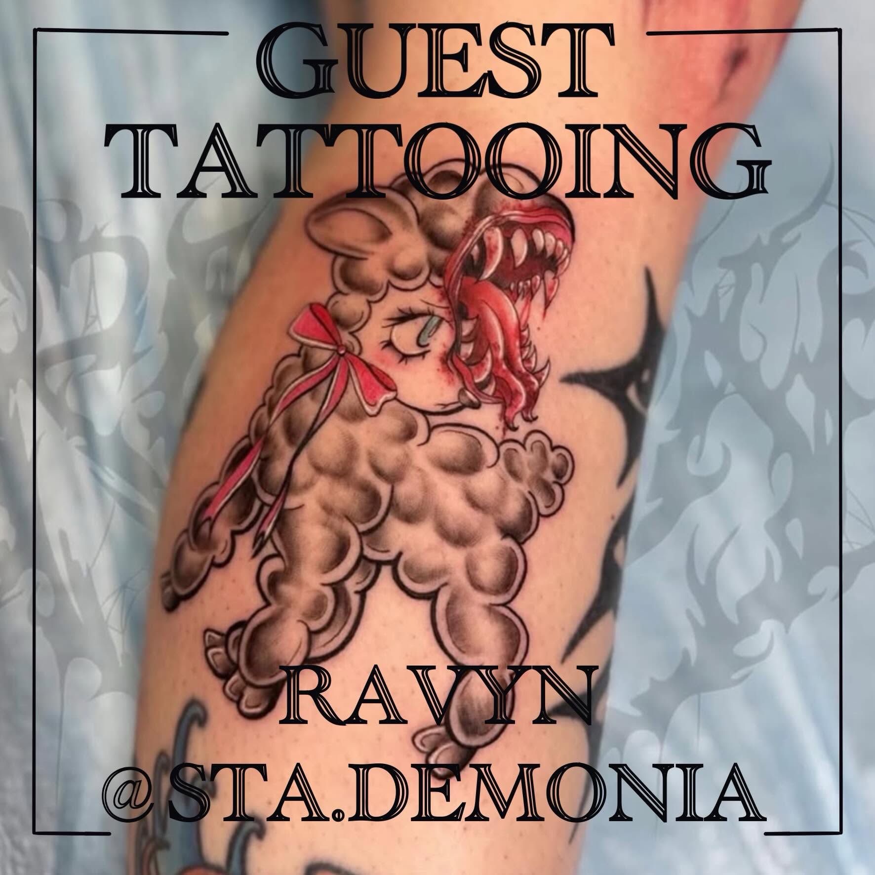 Lamm med blodig käft i huvudet, i dark new school tatueringsstil, av gästtatuerare Ravyn.