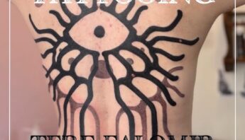Tatuering över rygg i form av öga med organiska ögonfransar som förvandlas till symmetrisk ornamental ryggtavla. Tatuerad i blackwork stil av tatuerare Tere Falomir.