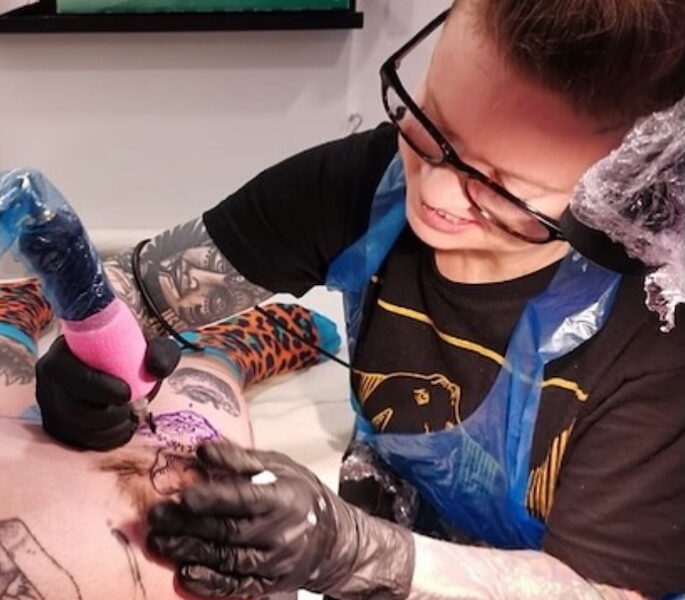 Tatuerare Sara Swanson tatuerar en fladdermus bredvid knä